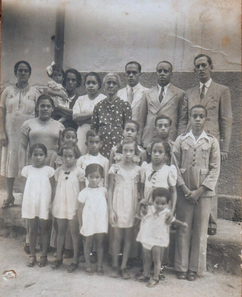 A foto acima é uma verdadeira relíquia de família. Nela podemos ver o Marechal Mattos (o 2° da direita para a esquerda, de pé), ainda capitão com todos os seus filhos, esposa, sogra, cunhados e sobrinhos. A foto é de 1938.