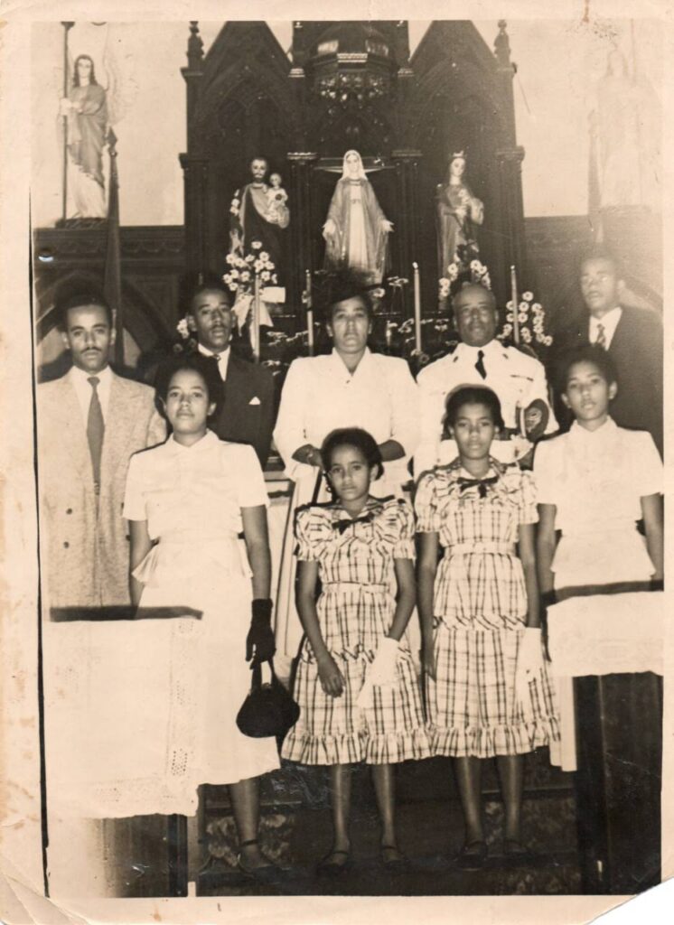 Registro da comemoração das Bodas de Prata de João Baptista e Olga, no ano de 1948. Na foto, o casal está cercado pelos seus 7 filhos.